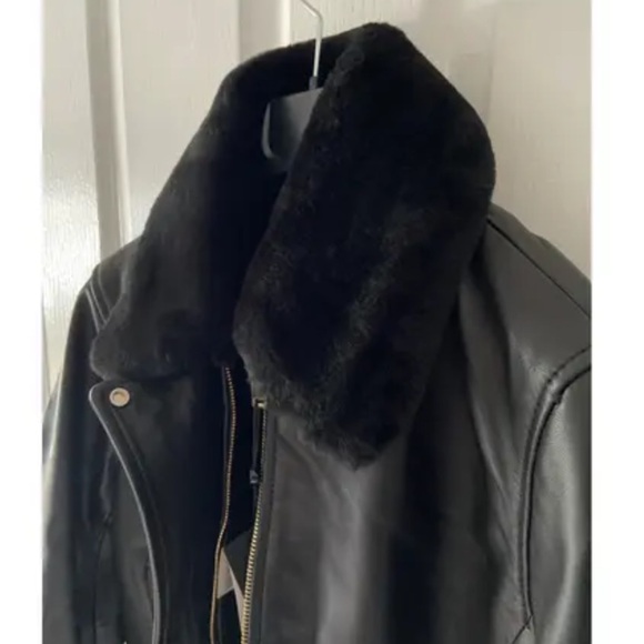 Massimo Dutti Black Leather Jacket with Fur Collar - Picture 2 of 6